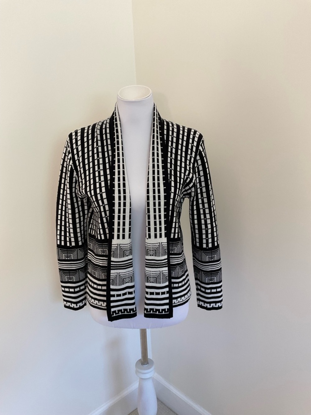 Draper’s & Damon’s Black & White Geometric Knit Cardigan Sweater Jacket